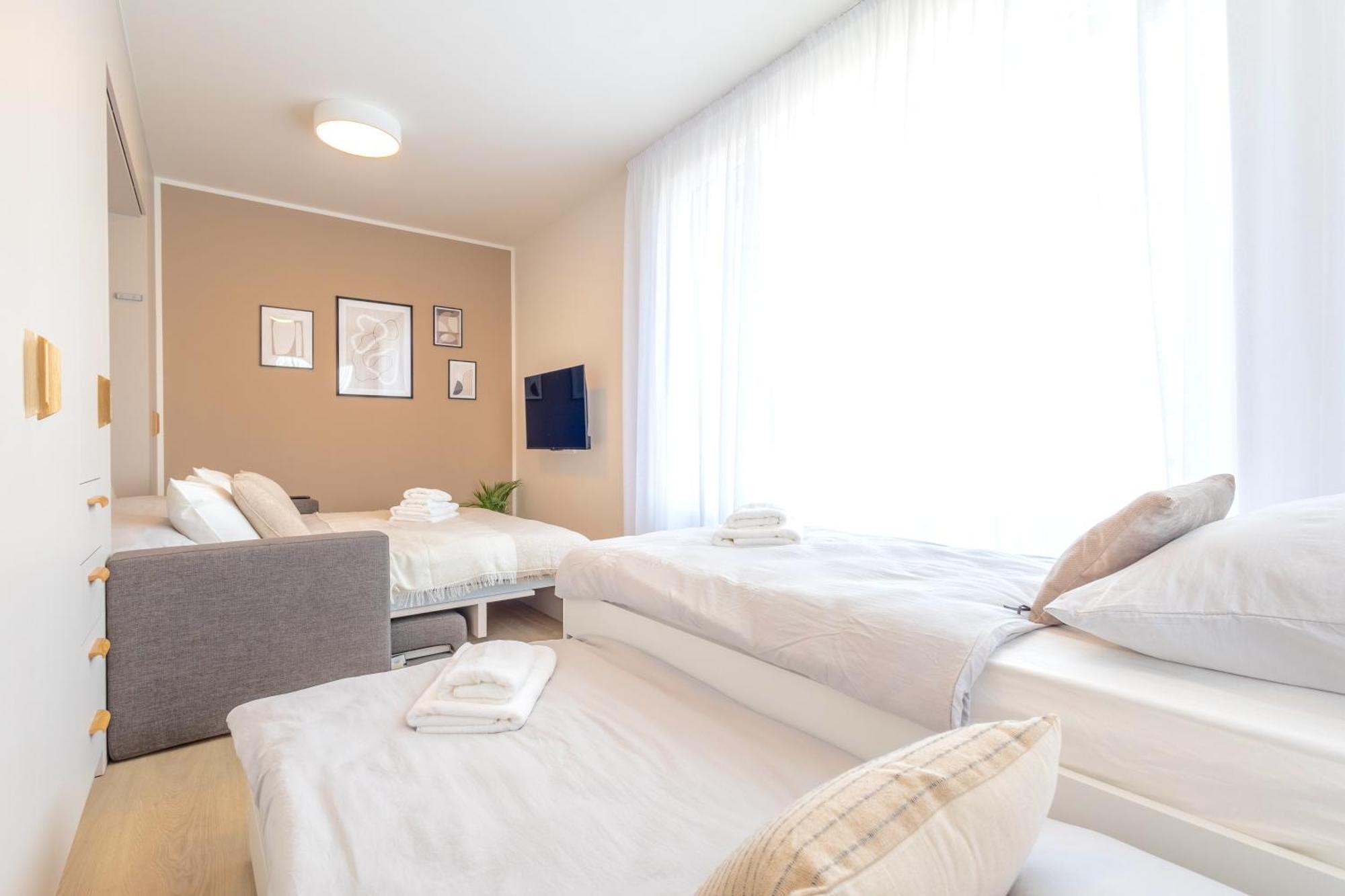 Bright 2Br - 4Th Floor, Balcony, Free Parking By Gravity Pragueアパートメント エクステリア 写真