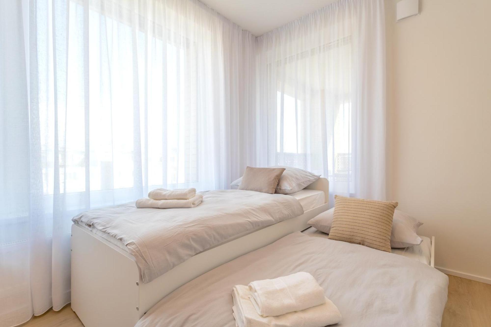 Bright 2Br - 4Th Floor, Balcony, Free Parking By Gravity Pragueアパートメント エクステリア 写真