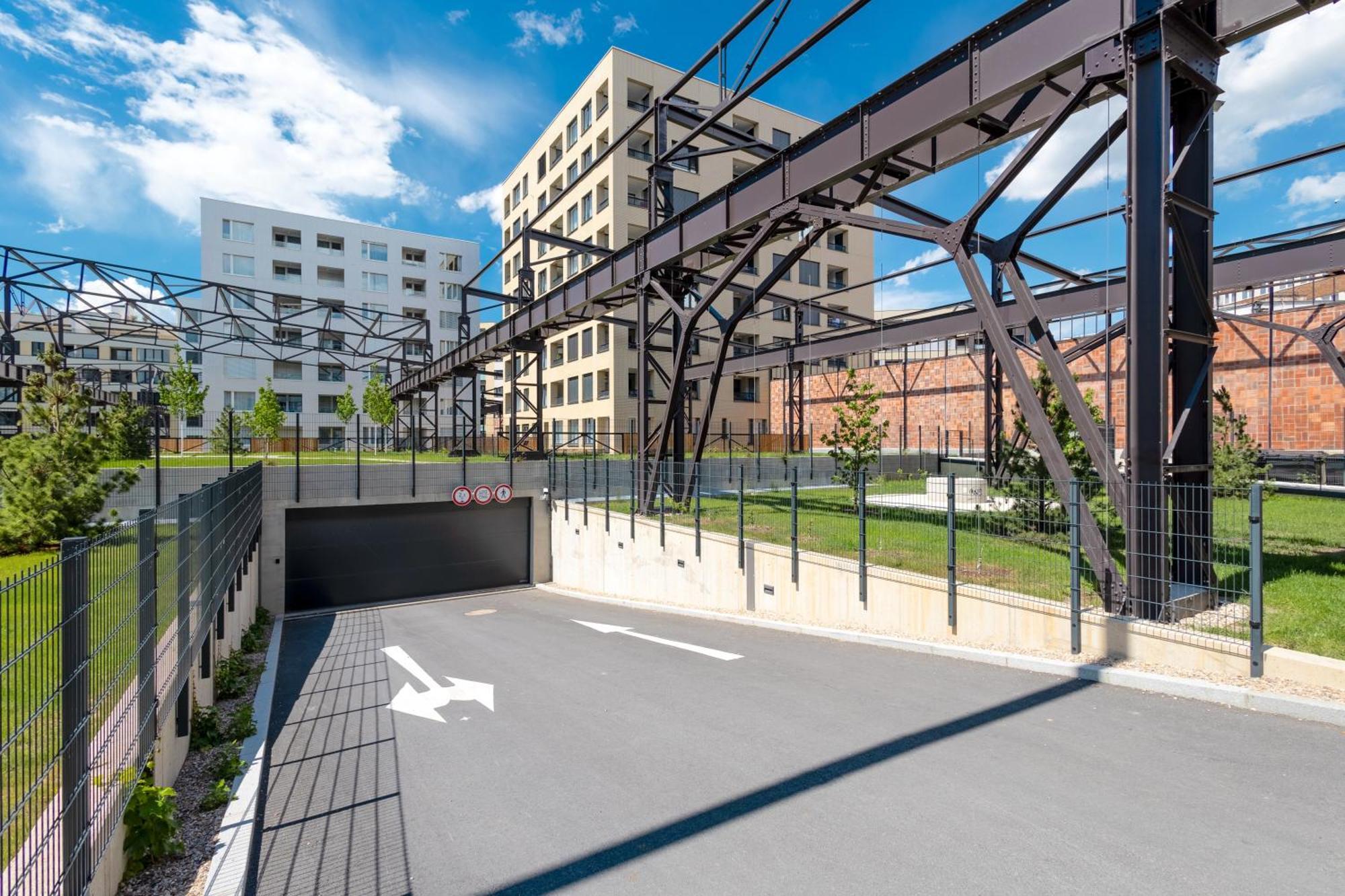 Bright 2Br - 4Th Floor, Balcony, Free Parking By Gravity Pragueアパートメント エクステリア 写真