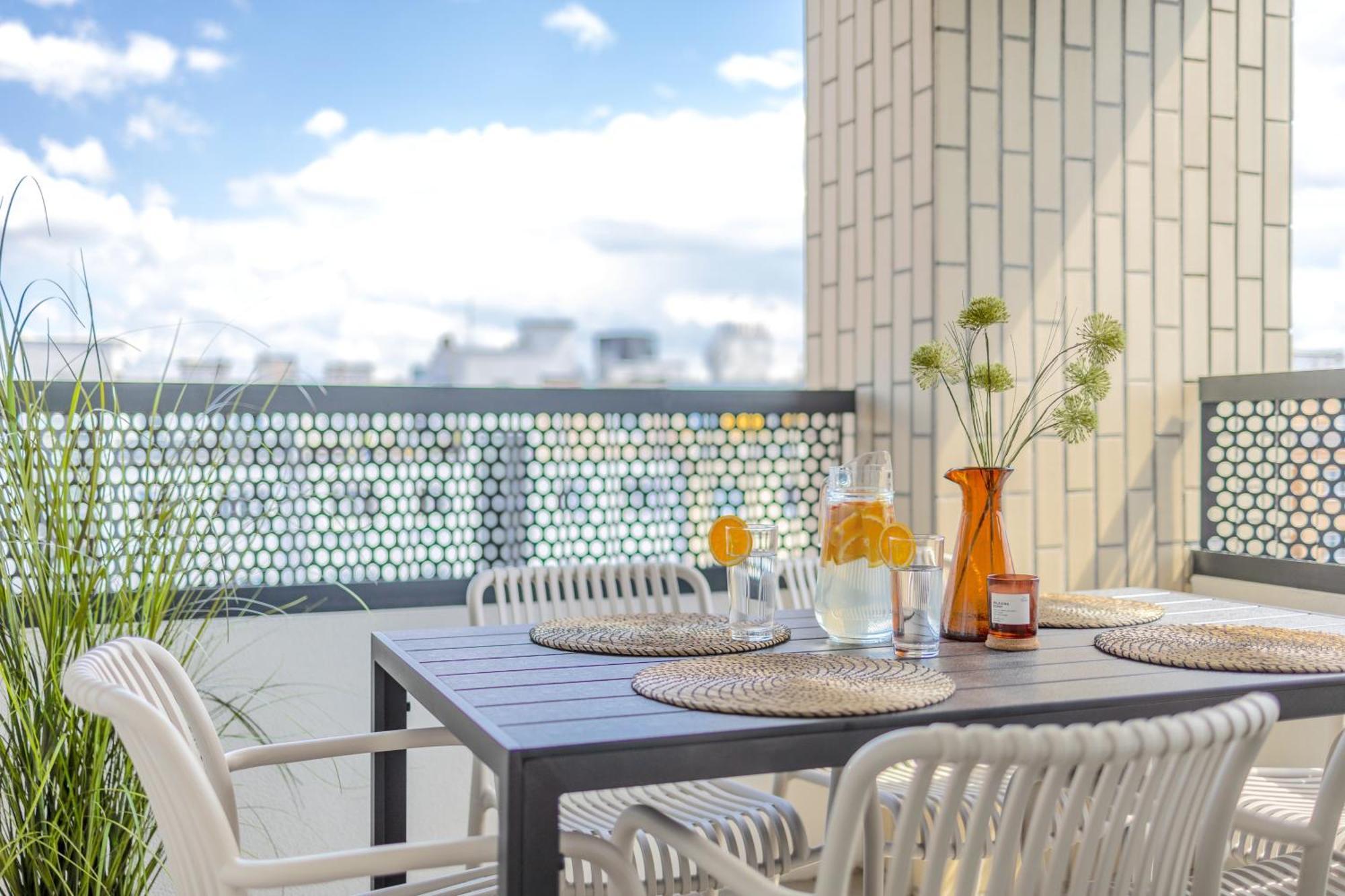 Bright 2Br - 4Th Floor, Balcony, Free Parking By Gravity Pragueアパートメント エクステリア 写真