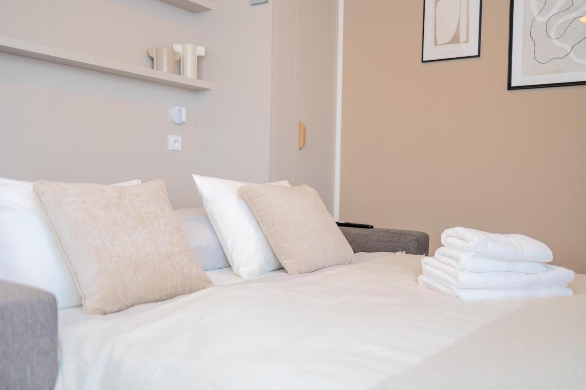 Bright 2Br - 4Th Floor, Balcony, Free Parking By Gravity Pragueアパートメント エクステリア 写真