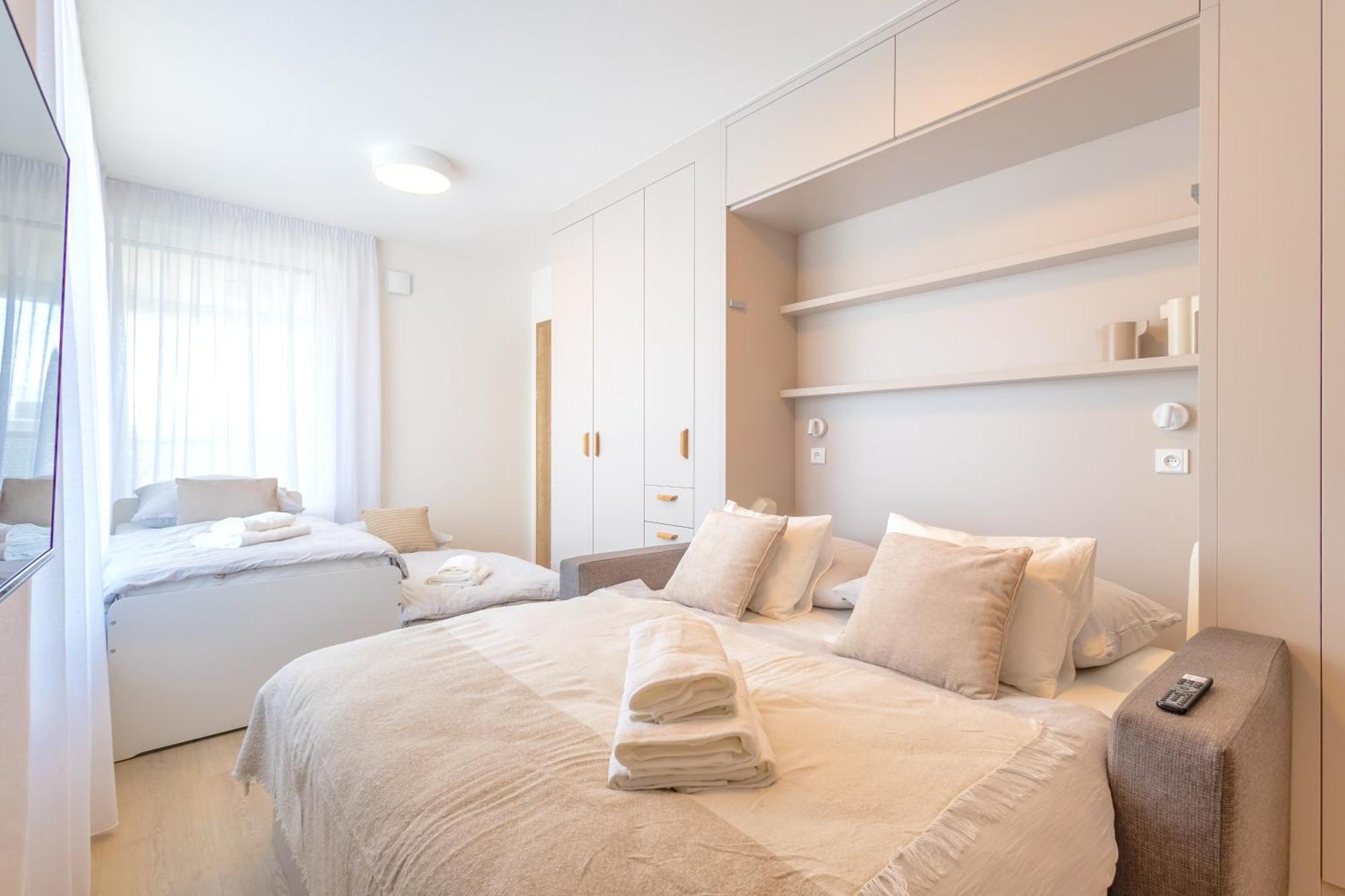 Bright 2Br - 4Th Floor, Balcony, Free Parking By Gravity Pragueアパートメント エクステリア 写真