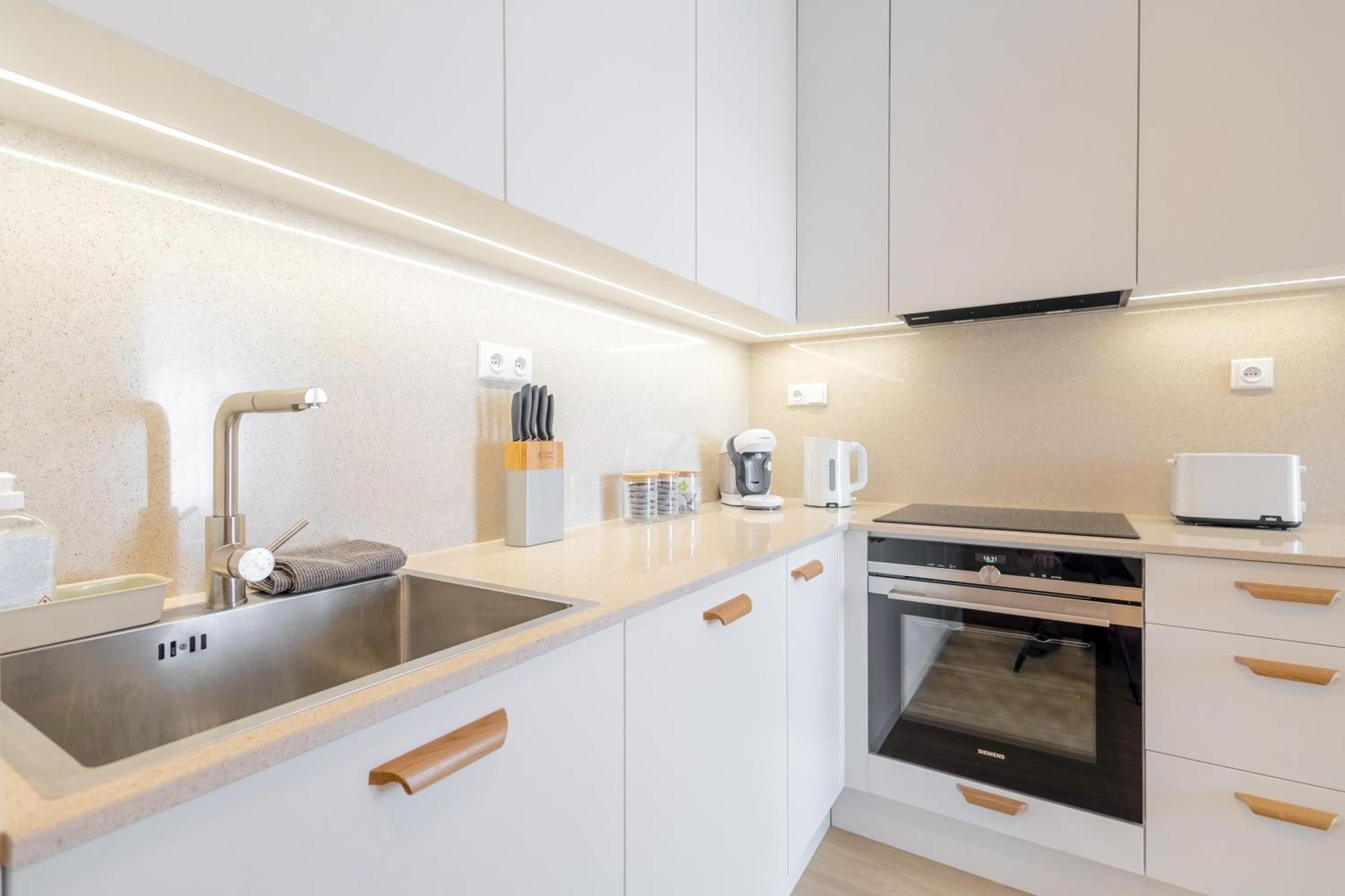 Bright 2Br - 4Th Floor, Balcony, Free Parking By Gravity Pragueアパートメント エクステリア 写真