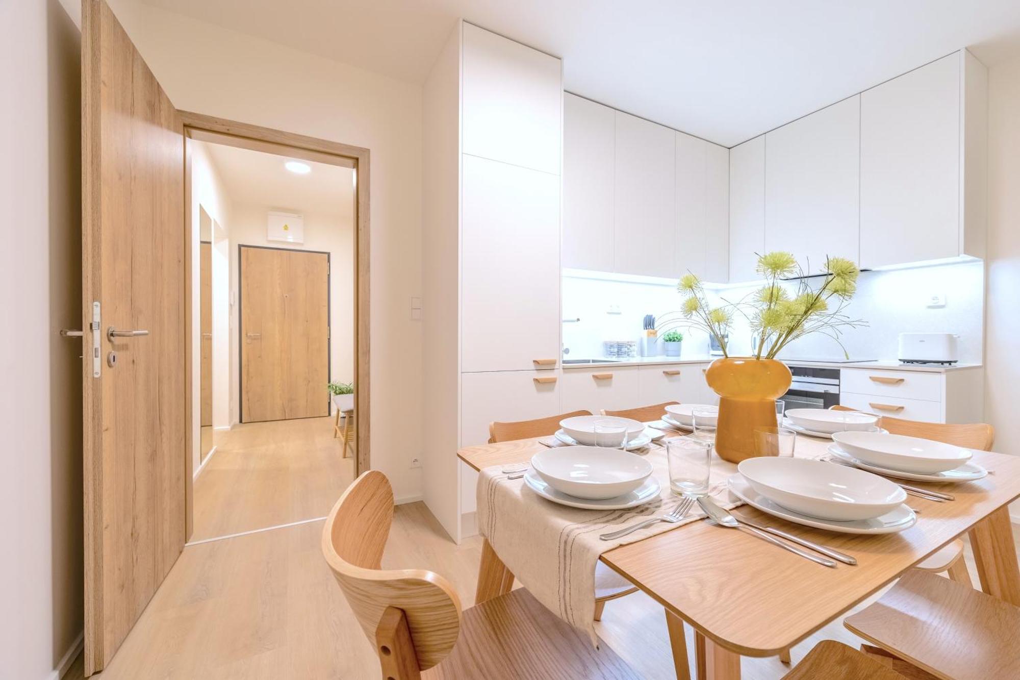 Bright 2Br - 4Th Floor, Balcony, Free Parking By Gravity Pragueアパートメント エクステリア 写真