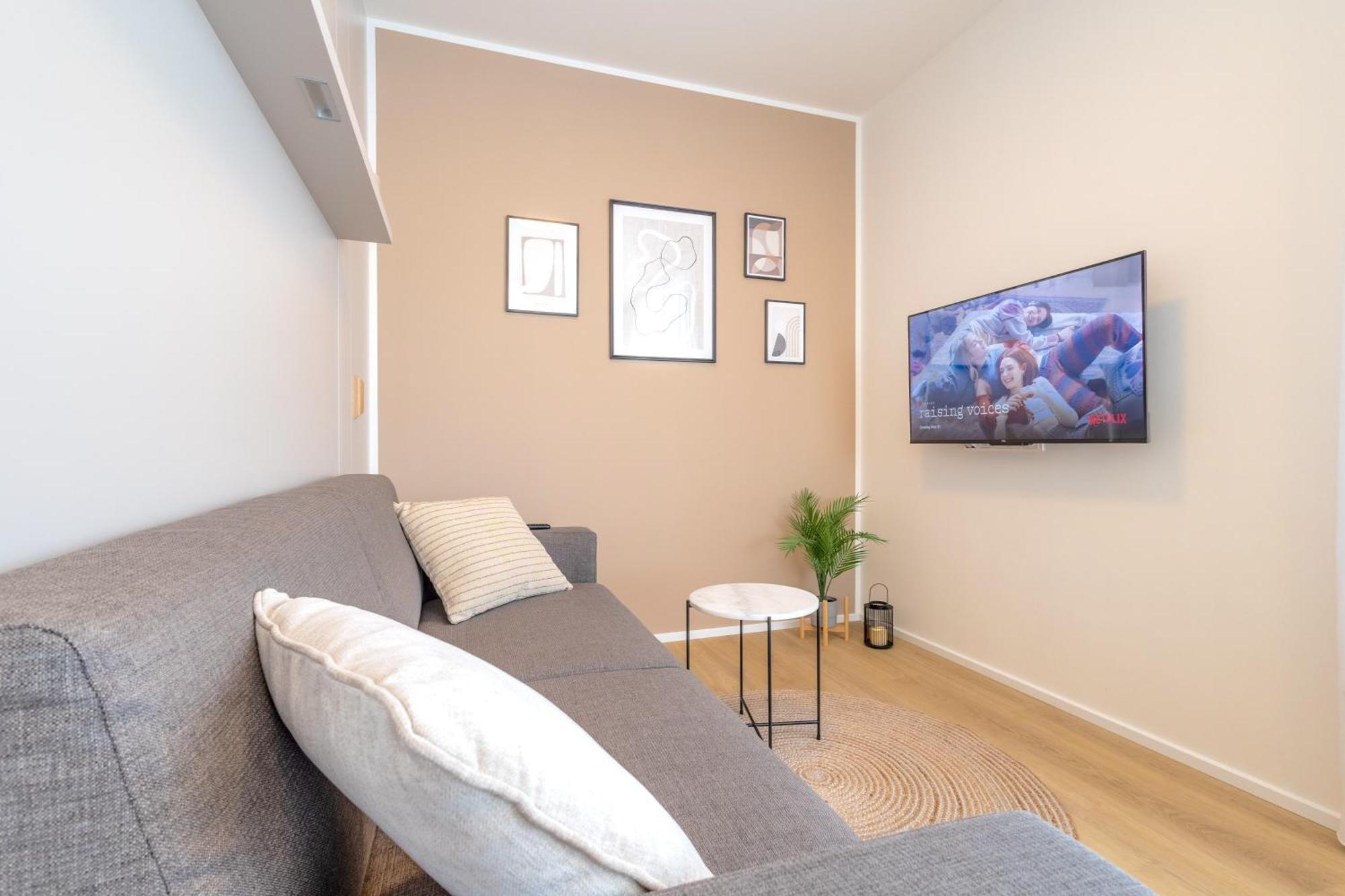 Bright 2Br - 4Th Floor, Balcony, Free Parking By Gravity Pragueアパートメント エクステリア 写真