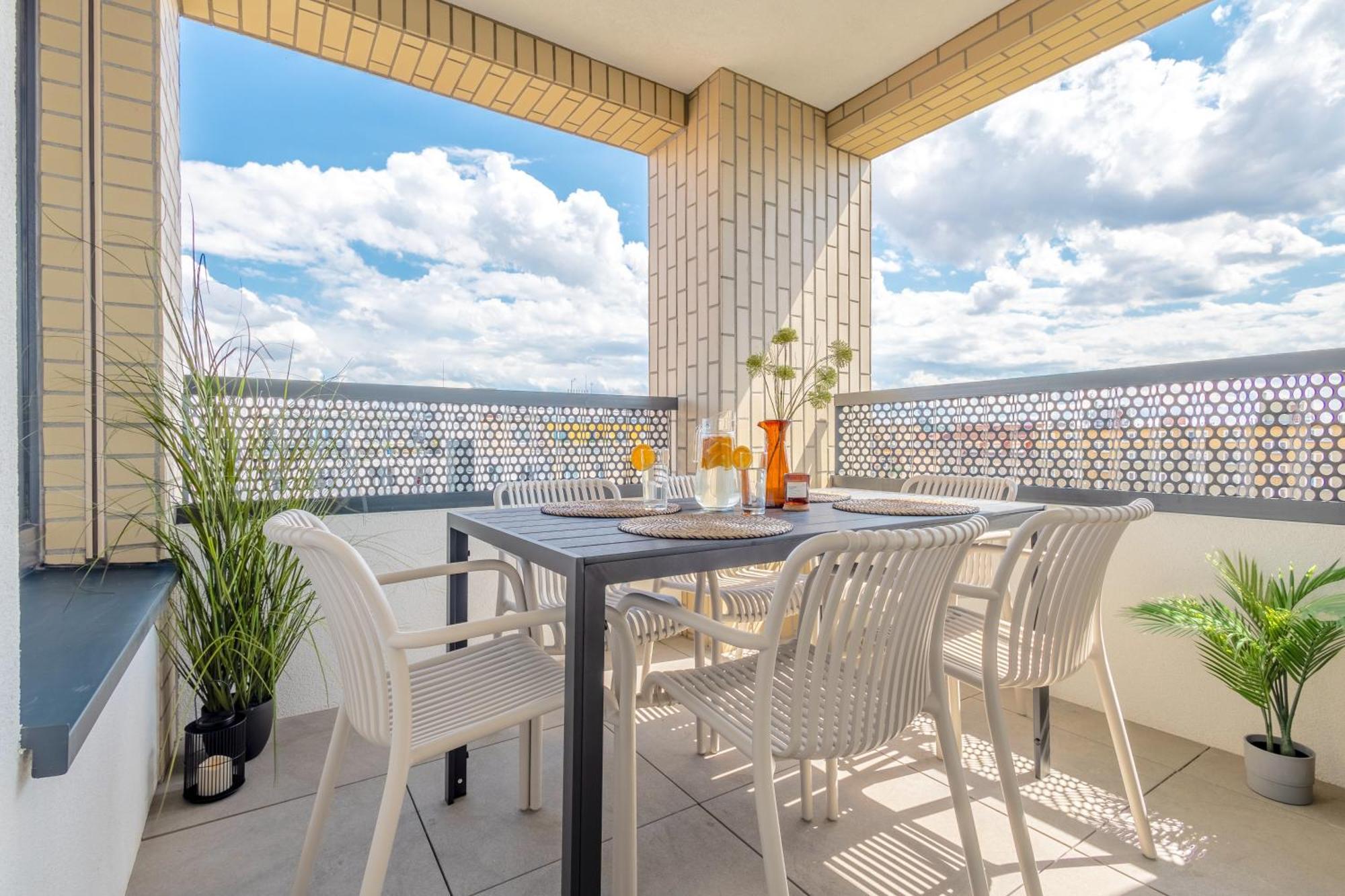 Bright 2Br - 4Th Floor, Balcony, Free Parking By Gravity Pragueアパートメント エクステリア 写真