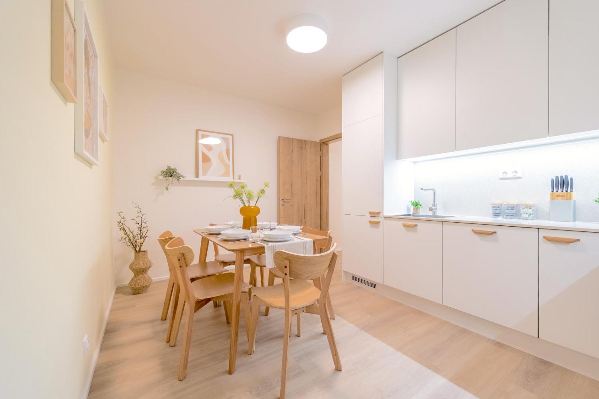 Bright 2Br - 4Th Floor, Balcony, Free Parking By Gravity Pragueアパートメント エクステリア 写真