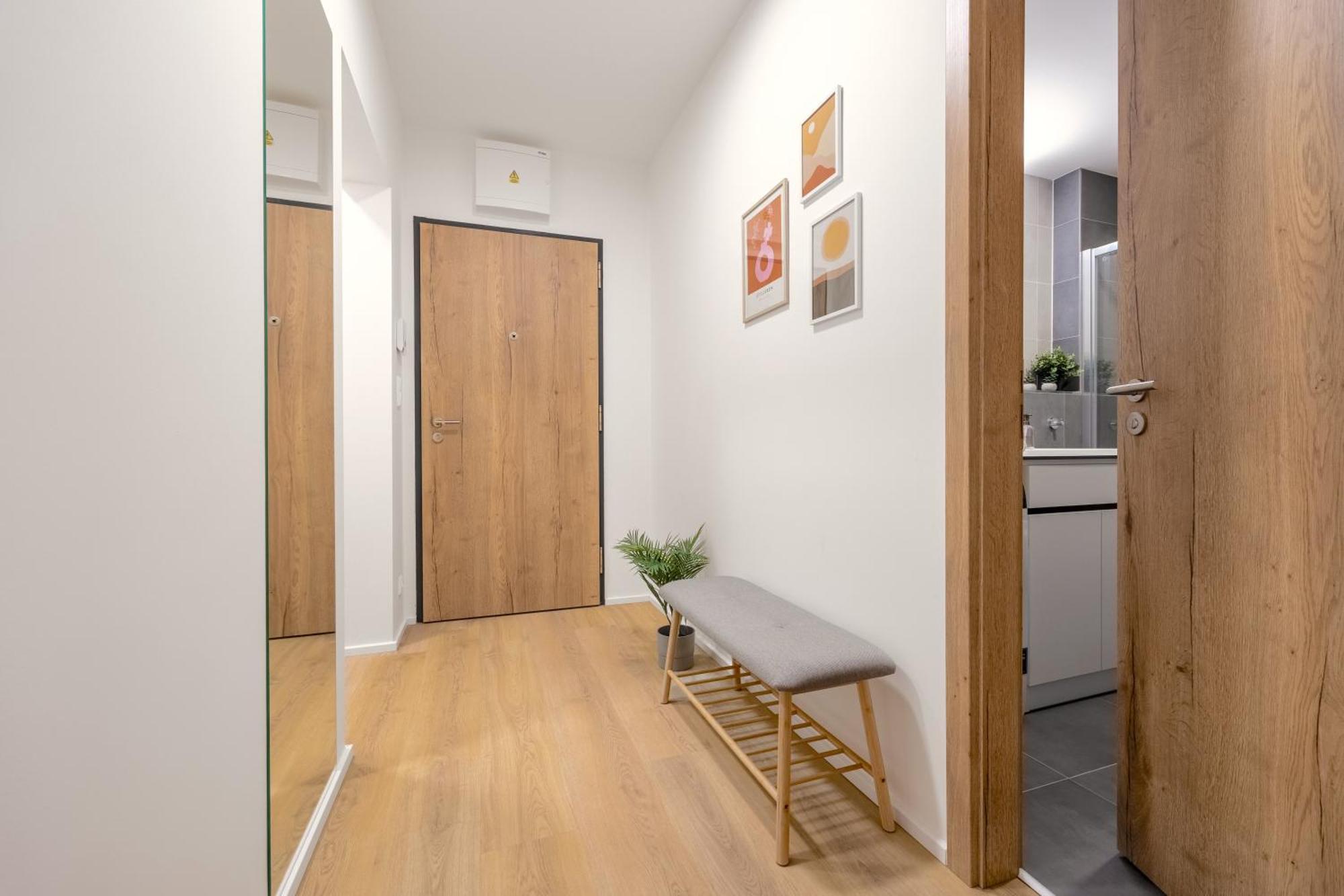 Bright 2Br - 4Th Floor, Balcony, Free Parking By Gravity Pragueアパートメント エクステリア 写真