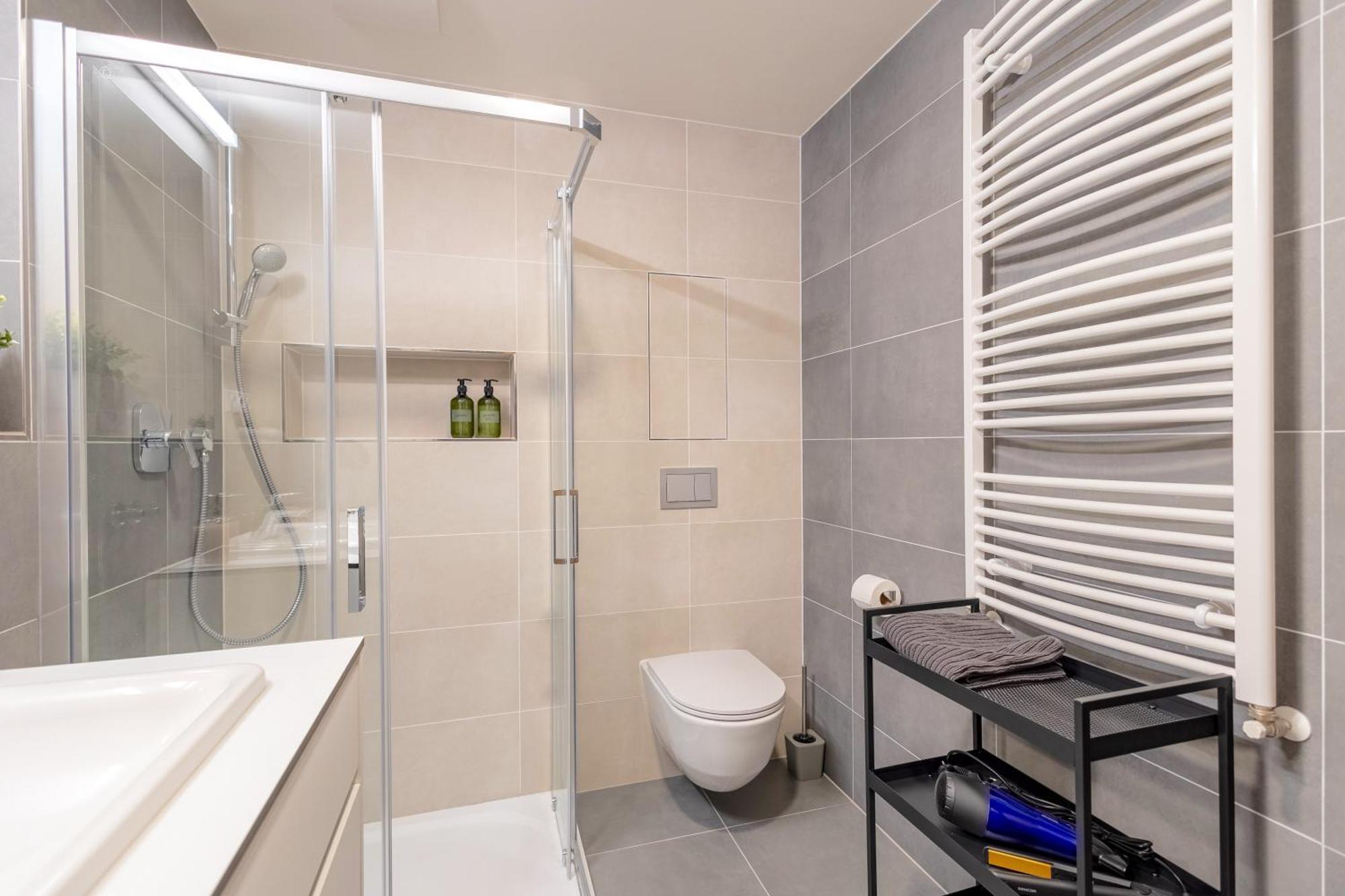 Bright 2Br - 4Th Floor, Balcony, Free Parking By Gravity Pragueアパートメント エクステリア 写真