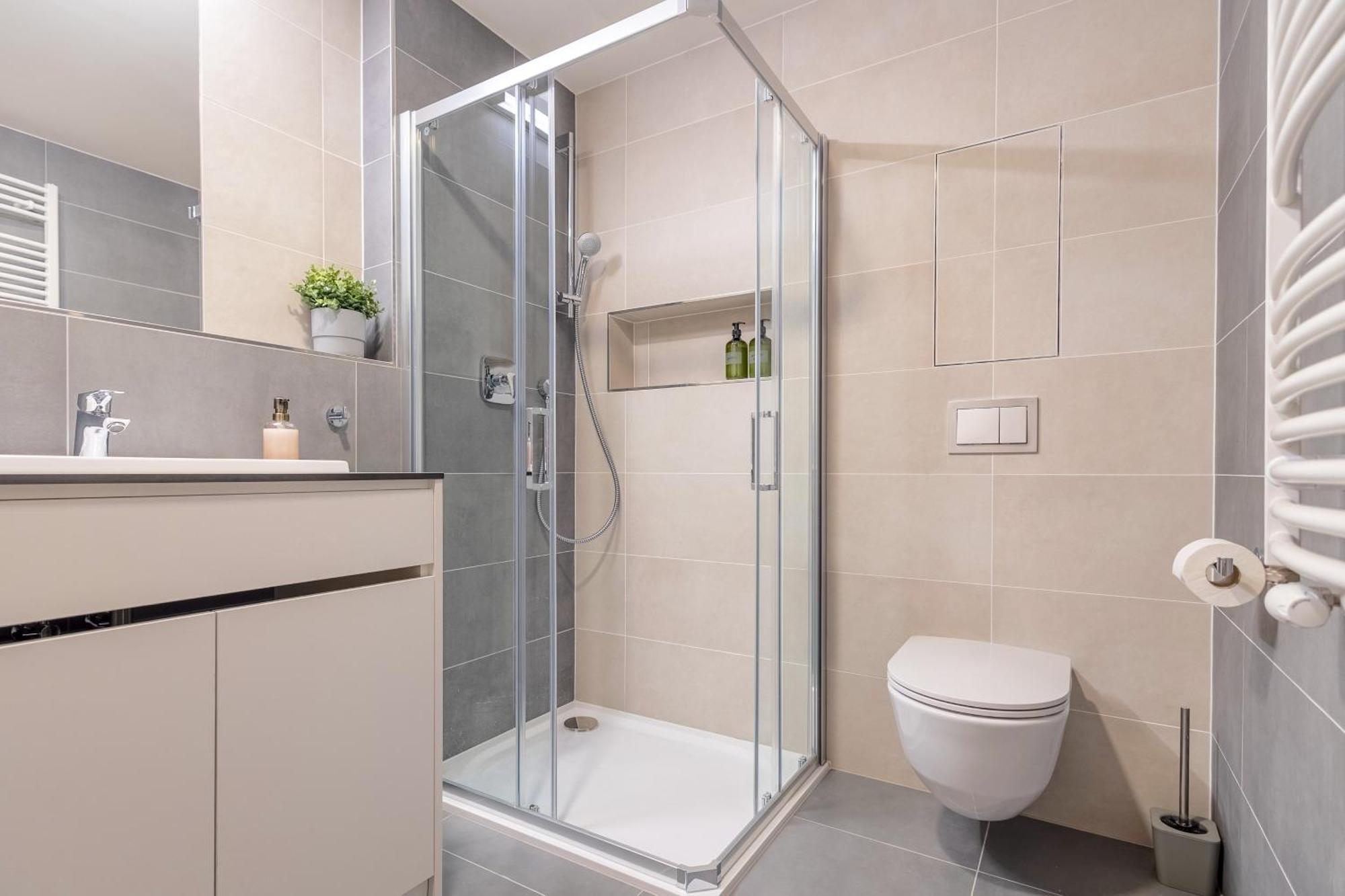 Bright 2Br - 4Th Floor, Balcony, Free Parking By Gravity Pragueアパートメント エクステリア 写真