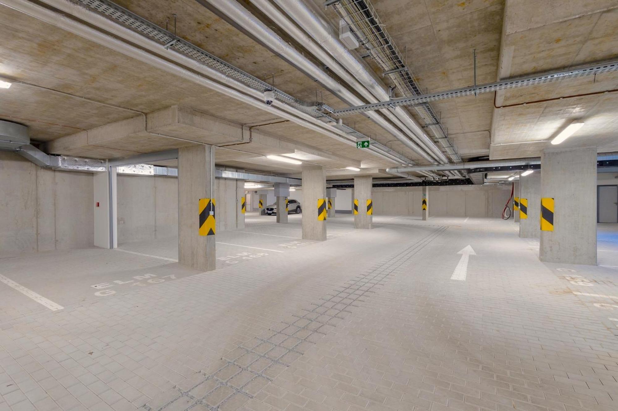 Bright 2Br - 4Th Floor, Balcony, Free Parking By Gravity Pragueアパートメント エクステリア 写真